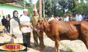 Ibu Melati Erzaldi Serahkan 3 Hewan Kurban