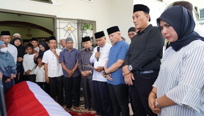 DPRD Babel Beri Penghormatan Terakhir Sebelum Almarhum Tarmizi Dikebumikan