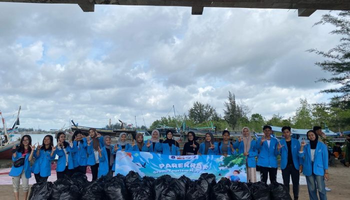 Mahasiswa Fakultas Hukum UBB Bersama Bem KM UBB Laksanakan Kegiatan Clean Up Di Pantai Kuala Kumpulkan 600KG Sampah