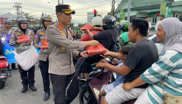 Polresta Pangkalpinang dan Komunitas Motor URC Berbagi Takjil Sambut Ramadhan 1446 H