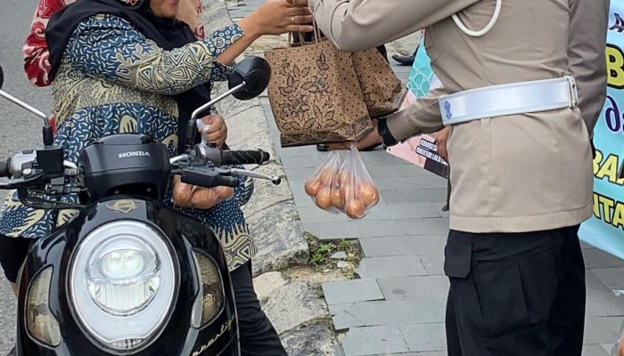 Ratusan Paket Takjil Dan Telur Ayam Dibagikan Jelang Buka Puasa, Dir Lantas Polda Babel : Semoga Membantu