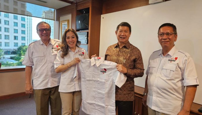 DPN Laskar Prabowo 08 Serahkan Seragam Kehormatan kepada Ketua Dewan Pembina, Hashim Djojohadikusumo