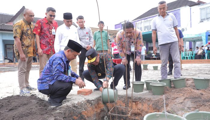 Pj Gubernur Sugito Letakkan Batu Pertama Musholla Al Kautsar: Sarana Ibadah dan Kemaslahatan Umat