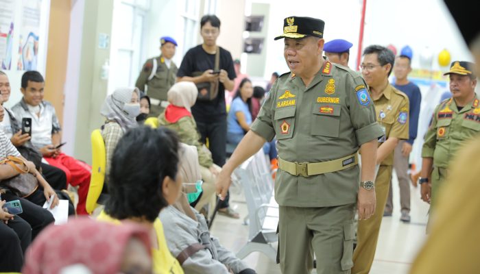 Kunjungi RSUD Dr. (H.C.) Ir. Soekarno, Gubernur Hidayat Berikan Semangat Pada Pasien