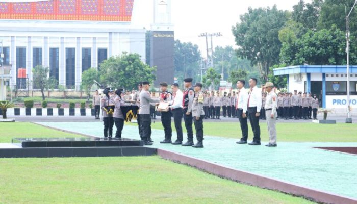 Kapolda Beri Penghargaan Kepada 32 Personel Polda Babel