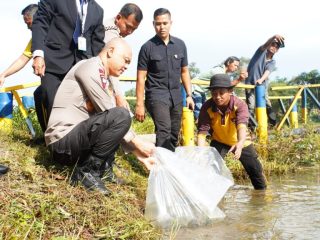 Polda Babel Kembali Tebar Ribuan Bibit Ikan di Bhay Park, Irjen Pol Hendro Pandowo Harap Semoga Bisa Berikan Hiburan Bagi Masyarakat