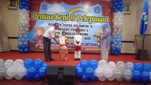 Plt Asisten Ekonomi dan Pembangunan Hadiri Pentas Seni dan Pelepasan Kelompok B TK Negeri Pembina 2 Pangkalpinang