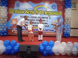 Plt Asisten Ekonomi dan Pembangunan Hadiri Pentas Seni dan Pelepasan Kelompok B TK Negeri Pembina 2 Pangkalpinang