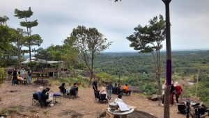 Cafe “Dinding Tebing” Dongkrak Wisata Bukit Pao, Magnet Baru Pecinta Alam di Bangka Tengah