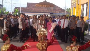 Suasana Haru Iringi Sertijab Kapolresta Pangkalpinang, Kombes Pol Max Mariners Resmi Gantikan Kombes Pol Gatot Yulianto