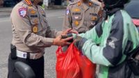 Dit Lantas Polda Babel Bagikan Puluhan Paket Sembako Ke Pengendara, Ingatkan Pentingnya Keselamatan Berkendara