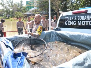 Dit Lantas Polda Babel Lepas Ratusan Ikan Dan Burung Di Kawasan Taman Bhaypark