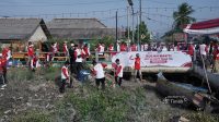 Gotong Royong Untuk Merah Putih, Karyawan PT Timah Bersama Masyarakat Opas Bersihkan Jalan Hingga Bantaran Sungai Rangkui 