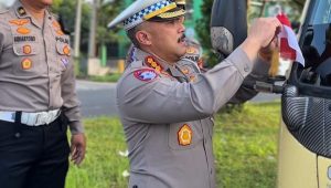 Sambut HUT Ke 80 RI, Ditlantas Polda Babel Bagikan Ratusan Bendera Merah Putih Ke Pengendara