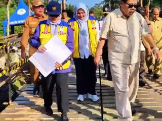 Gubernur Hidayat Tinjau Jembatan Putus Desa Air Ruak, Pastikan Perbaikan Segera