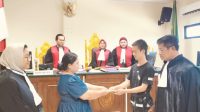 Majelis Hakim PN Sungailiat Sukses Perdamaikan Korban dan Pelaku Lewat Restorative Justice