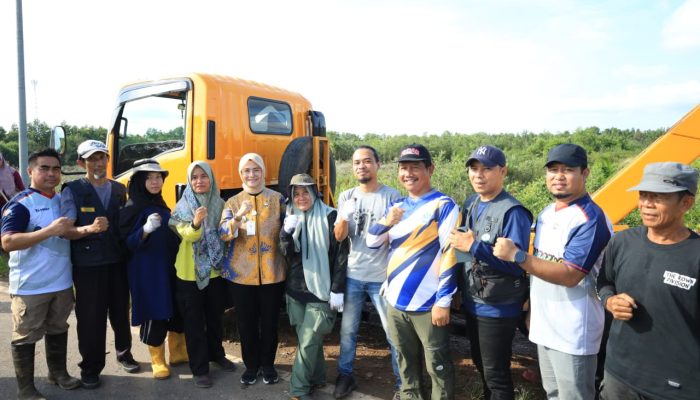 FKWB Dan Pemkot Pangkalpinang Gelar Aksi Bersih Lingkungan Di Jerambah Gantung