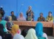 Wakil Wali Kota Dessy Ayutrisna Salurkan Bantuan Pangan kepada Warga Tuatunu Indah