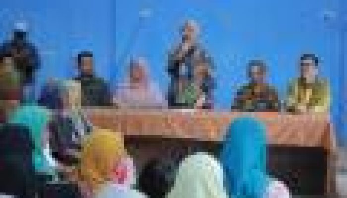 Wakil Wali Kota Dessy Ayutrisna Salurkan Bantuan Pangan kepada Warga Tuatunu Indah