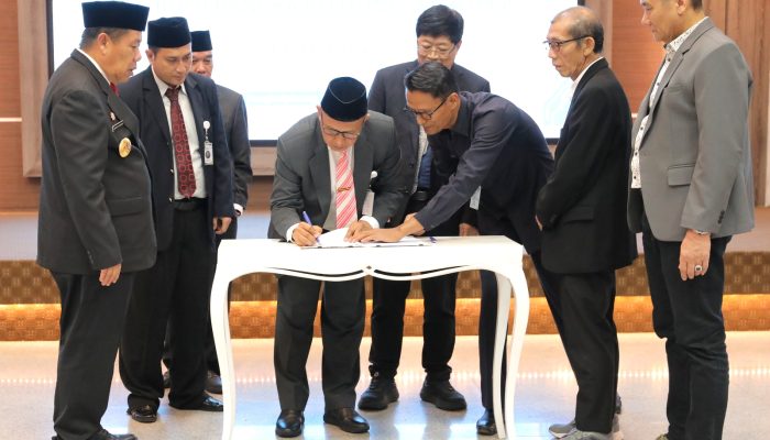 Dari Amanah ke Aksi: Gubernur Hidayat Arsani Lantik Komisaris dan Direksi BUMD Babel untuk Akselerasi Ekonomi dan PAD