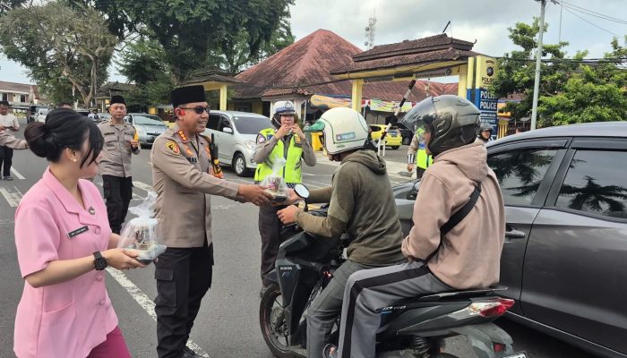 Kapolresta Pangkalpinang Bagikan 150 Paket Takjil di Titik Nol Kota