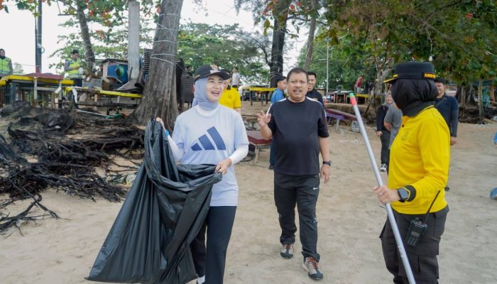 Wali Kota Pangkalpinang dan Kapolresta Gelar Aksi Bersih Pantai Pasir Padi