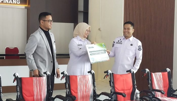 Dinsos Pangkalpinang Terima Bantuan Kursi Roda dari BSB Syariah melalui Program CSR
