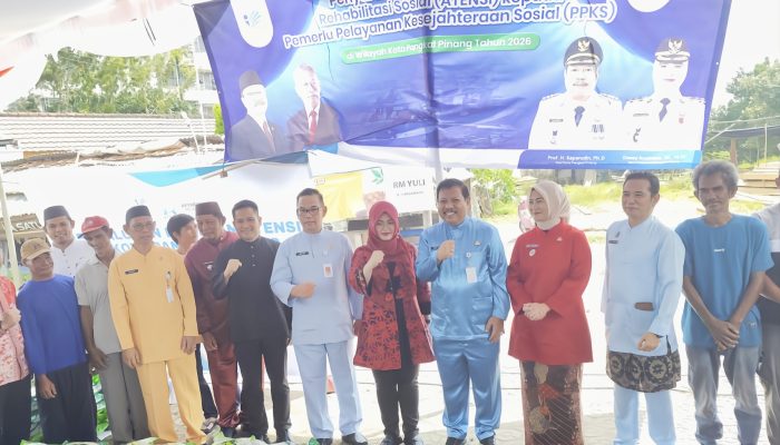 Wali Kota Saparudin Serahkan Bantuan ATENSI untuk 249 PPKS di Kampung Nelayan Ketapang