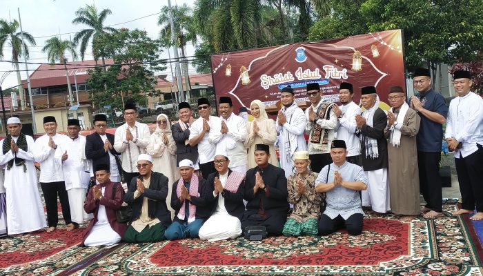 Wali Kota dan Wawako Pangkalpinang Salat Idulfitri 1447 H di Alun-Alun Taman Merdeka