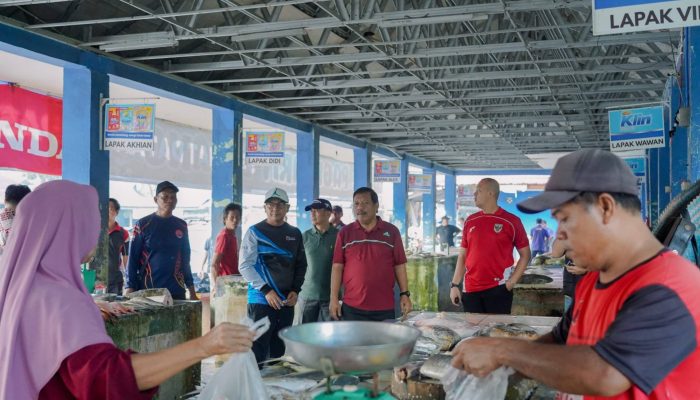 Wali Kota Pangkalpinang Pimpin Gotong Royong di Pasar Parit Lalang, Dorong Program Pangkalpinang Bersih
