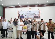 Wujudkan Pelayanan Prima, Gubernur Hidayat Arsani Serahkan Dana Hibah untuk Jemaah Haji 2026