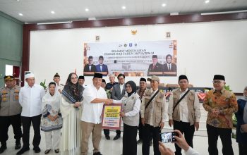 Wujudkan Pelayanan Prima, Gubernur Hidayat Arsani Serahkan Dana Hibah untuk Jemaah Haji 2026