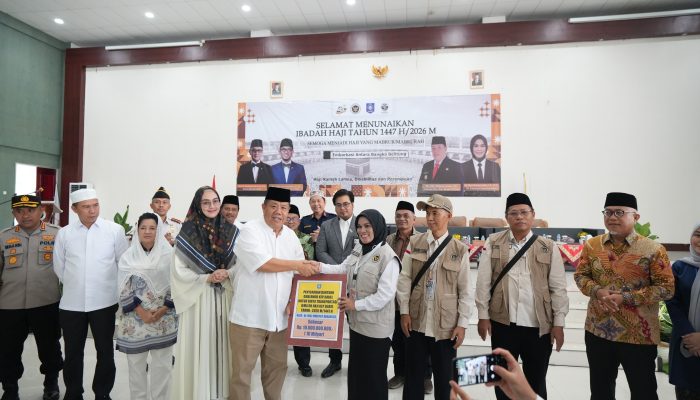Wujudkan Pelayanan Prima, Gubernur Hidayat Arsani Serahkan Dana Hibah untuk Jemaah Haji 2026