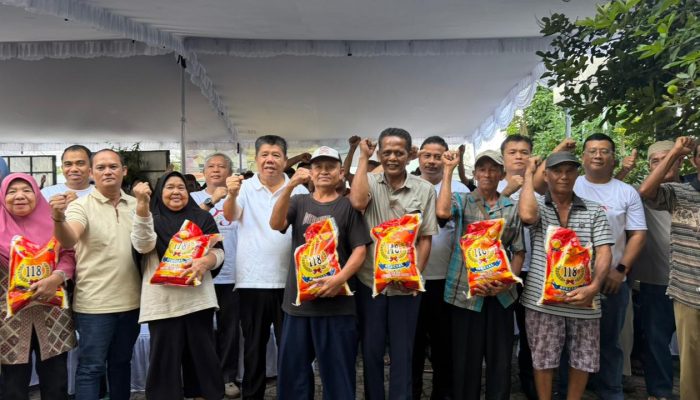 Satu Tahun Kepemimpinan,Gubernur Babel Salurkan Bantuan Sosial 2.185 ton beras bagi Warga Kurang Mampu di Selindung Lama