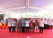 Pasang Life Jacket ke Nelayan, Gubernur Hidayat Arsani Tekankan Budaya Siaga Bencana