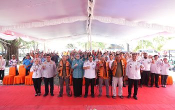 Pasang Life Jacket ke Nelayan, Gubernur Hidayat Arsani Tekankan Budaya Siaga Bencana