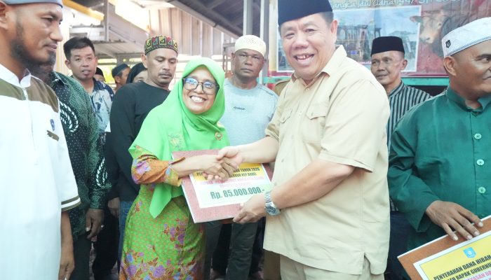 Momen Iduladha, Gubernur Hidayat Arsani Serahkan Sapi Limousin Bantuan Presiden untuk Masyarakat Sungailiat