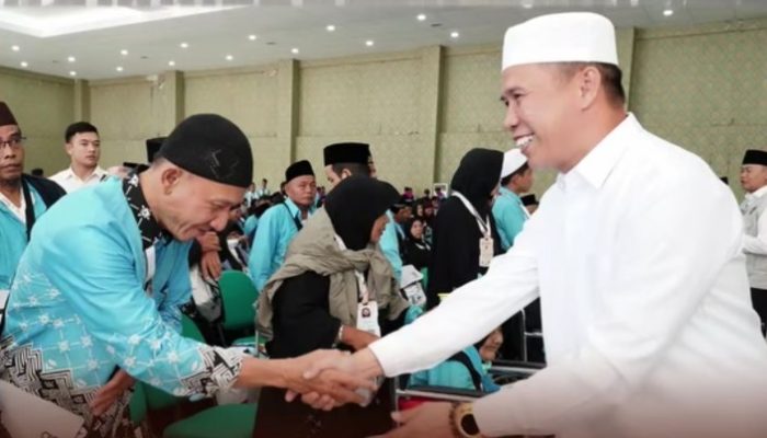 Wakil Ketua DPRD Babel Eddy Iskandar Hadiri Pelepasan Jemaah Haji, Titip Doa Untuk Daerah