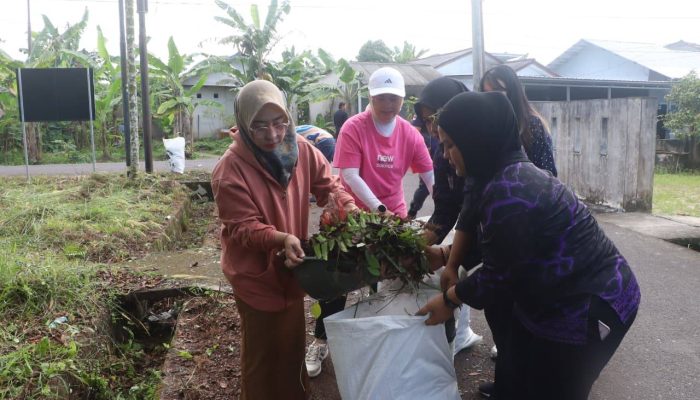 Wakil Wali Kota Dessy Ayutrisna Pimpin Gotong Royong “Pangkalpinang Bersih” di Air Salemba