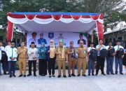 Wujud Kepedulian Pada Pendidikan, Gubernur Hidayat Serahkan Seragam dan Perlengkapan Sekolah Untuk Siswa Prasejahtera
