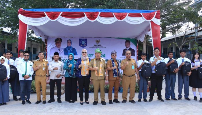 Wujud Kepedulian Pada Pendidikan, Gubernur Hidayat Serahkan Seragam dan Perlengkapan Sekolah Untuk Siswa Prasejahtera