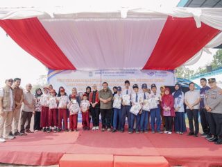 Pemkot Pangkalpinang Salurkan Bantuan Pendidikan Untuk 1.165 Peserta Didik