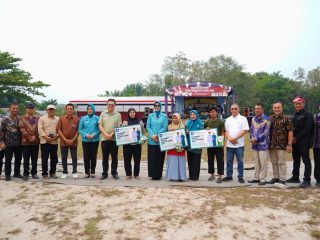 Ketua TP PKK Noni Hidayat Salurkan Bantuan 52 Unit Sanitasi Untuk Tiga Desa di Bangka Barat