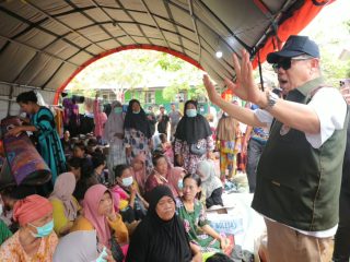 Gubernur Hidayat Arsani Sambangi Pengungsi Simpang Rimba, Pastikan Bantuan dan Kebutuhan Warga Terpenuhi